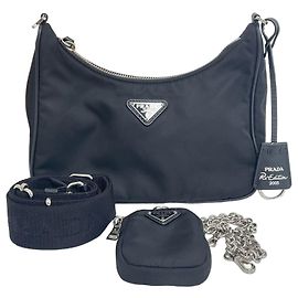 Prada Borsa Hobo Crossbody in Re-Nylon con tracolla a catena