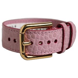 Dolce & Gabbana Pulseira de tira de cinto em couro gofrado rosa com fivela dourada