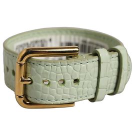Dolce & Gabbana Bracelete de tira de cinto em couro gofrado verde com fivela dourada
