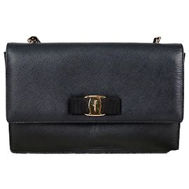 Salvatore Ferragamo Borsa a Tracolla e Spalla con Catena Gini in Pelle Saffiano Nero Metallo Dorato