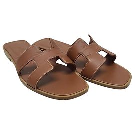 Hermès Goldene Oran Sandalen für Damen aus Kalbsleder mit Logo