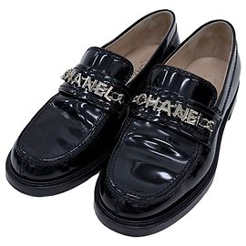 Chanel Mocasines de piel charol con cadena Negro [Size