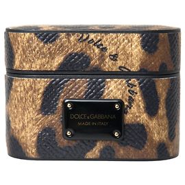 Dolce & Gabbana Custodia Airpods in pelle di vitello leopardata marrone con placca logo in metallo
