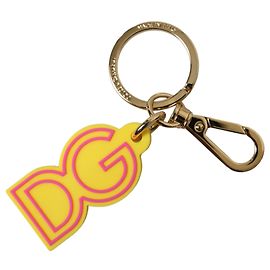 Dolce & Gabbana DG Logo Schlüsselanhänger aus goldfarbenem Metall und gelbem Gummi