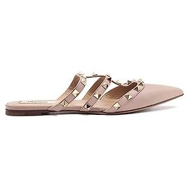 Valentino Rockstud Flat Mule in Leder Dusty Pink