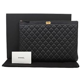 Chanel Clutch Boy Grande in Pelle Caviar Nera con Hardware Dorato