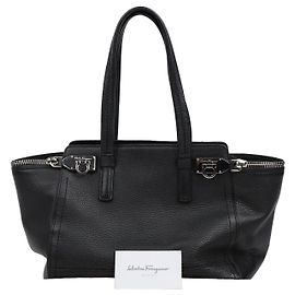 Salvatore Ferragamo Borsa a tracolla Gancini Bulb in pelle nera Argento