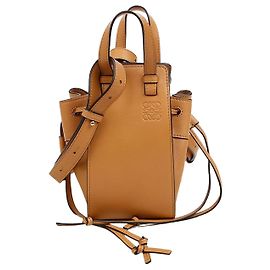 Loewe Mini Mala Tote e Crossbody Hamock em Pele de Bezerro com Cordão Marrom