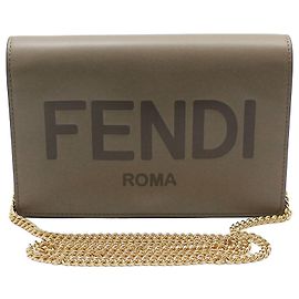 Fendi Unbenutzte WOC Mini Crossbody Bag mit geprägtem Logo und goldener Kette