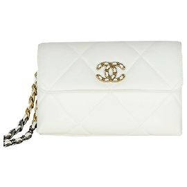 Pochette Chanel marrón de cuero