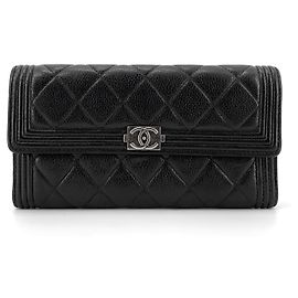 Chanel Portafoglio lungo con patta Boy in pelle di vitello