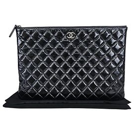 Clutch Chanel 19 in vernice marrone