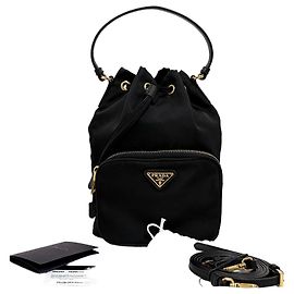 Prada Nylon Bucket Bag mit Dreiecks-Logo und Kordelzug Schwarz