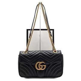 Gucci Bolsa de ombro matelassé chevron preta com corrente dourada
