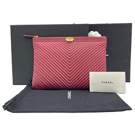 Chanel Bolso de mano Boy Medium Chevron de piel de cordero con logotipo dorado y cremallera Burgundy