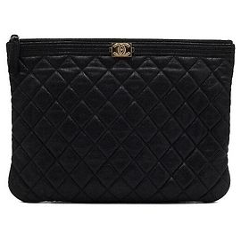 Chanel Boy New Medium Clutch Bag aus schwarzem Kaviarleder