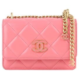 Chanel Mini bolso bandolera de piel de cordero con esmalte y metal dorado