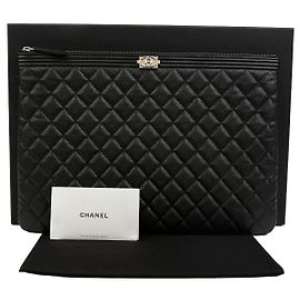 Chanel Clutch Boy Large in pelle Caviar Nera con dettagli dorati