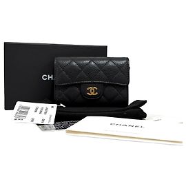 Chanel Portacarte con patta Classic Caviar tono oro Nero