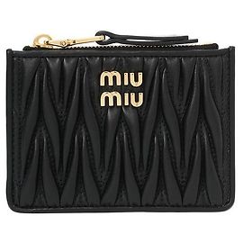 Miu Miu Tarjetero con llavero Matelassé Logo Dorado Negro
