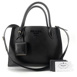 Prada Mala Tote e Bolsa de Ombro em Saffiano