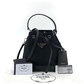 Prada Borsa bucket in nylon con rifiniture in Saffiano e logo triangolare