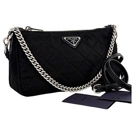 Prada Borsa a tracolla in nylon trapuntato con logo triangolare e catena Nero