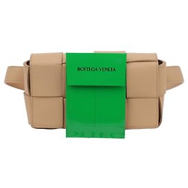 Bottega Veneta Mini Borsa Cintura in Pelle Cassette Intrecciato Almond