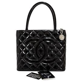 Chanel Borsa Tote in vernice con medaglione moneta Nero