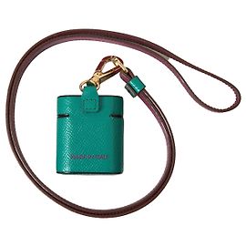 Dolce & Gabbana Airpods Case aus Green Maroon Kalbsleder mit Logo-Print und Riemen