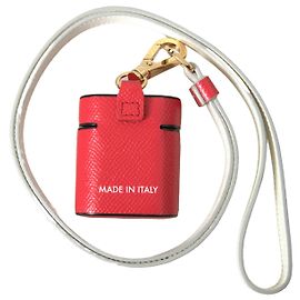 Dolce & Gabbana Airpods-Case aus rotem Leder mit goldfarbenem Metall-Logo und bedrucktem Gurt