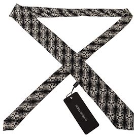 Dolce & Gabbana Verstellbare Accessoire-Krawatte mit Schwarz-Weiß-Blumendruck aus % Seide