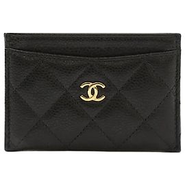 Chanel Tarjetero clásico de piel caviar negro con detalles dorados