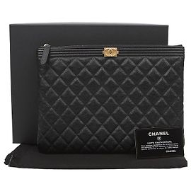 Chanel Clutch Boy de piel de becerro caviar negra con herrajes dorados