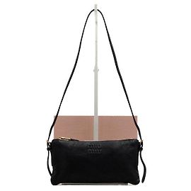 Miu Miu Schultertasche Pouch aus schwarzem Nappaleder