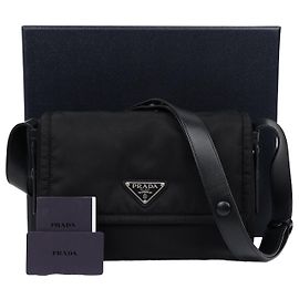 Prada Sac à épaule matelassé en nylon noir