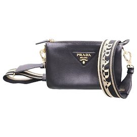 Prada Schultertasche aus Leder mit goldenem Logo-Dreieck