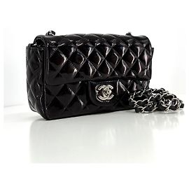 Chanel Borsa a tracolla e spalla con patta in vernice e catena