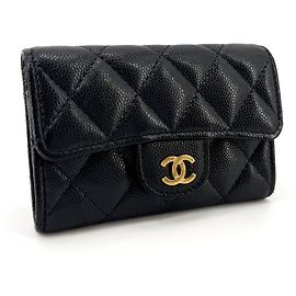 Chanel Classic Caviar Kartenetui mit goldenen Verzierungen
