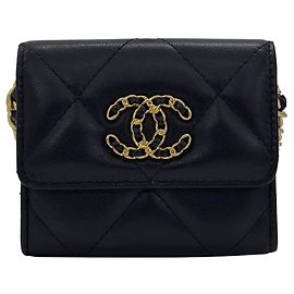 Chanel Mini Crossbody Portemonnaie mit Klappe und Kette aus Lammleder Schwarz Gold