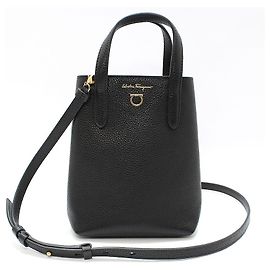 Salvatore Ferragamo Mini borsa a tracolla in pelle nera con logo Gancini dorato