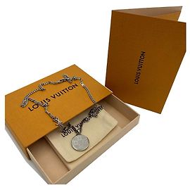 Louis Vuitton Collar de cadena con colgante de moneda color plata Damier Staples
