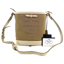 Prada Borsa bucket crossbody in jacquard con logo triangolare