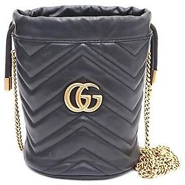Gucci Mini borsa secchiello GG Marmont Chevron con catena dorata