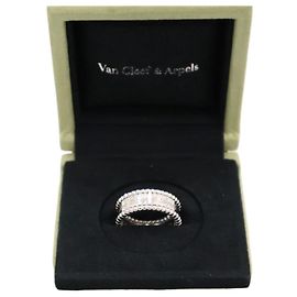 Van Cleef & Arpels Anello Signature in Oro Bianco