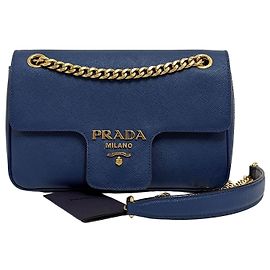 Prada Sac à épaule et bandoulière à rabat en Saffiano avec chaîne