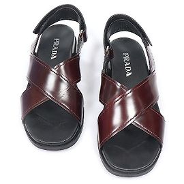 Prada Damensandalen aus gebürstetem Saffiano-Leder in Burgundy