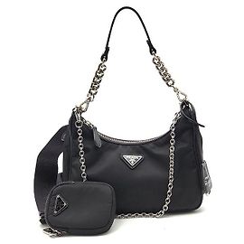 Prada Borsa Hobo Re-Edition in nylon con tracolla a catena