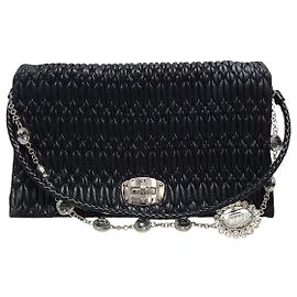 Miu Miu Iconic Schultertasche und Clutch aus schwarzem gestepptem Nappaleder mit Kristallkette