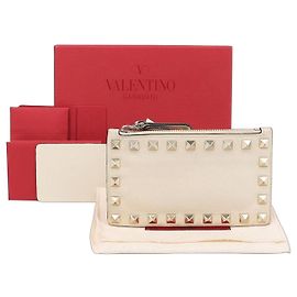 Valentino Tarjetero de piel con cremallera Rockstud Ivory